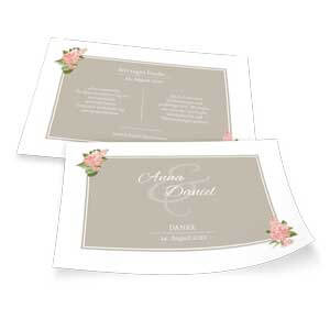 Dankeskarten zur Hochzeit auf dezenter grauer Fläche mit verspielter Typografie und Blütenmotiven