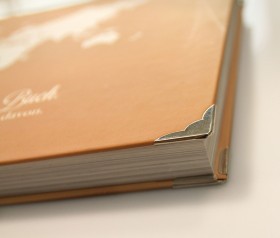 Mit Buchecken können Sie Ihre Hardcoverspeisekarten wirkungsvoll schützen und ein bemerkenswertes Designelement setzen. Sie sehen auf diesem Beispiel die mittlere Größe der Buchecken.