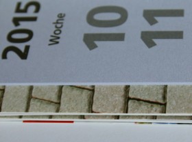 Der Druck auf den Rückkarton der 3- und 4-Blockkalender erfolgt auf einen 0,5 mm starken, einseitig gestrichnenen Karton. Der Kalenderkarton ist gerillt, um ein Falten auf Versandformat zu ermöglichen.