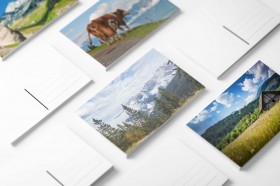 Auf Postkarten werden oft tolle Aussichten gezeigt.
Mit unserem Online-Gestalter können Sie selbst Postkarten erstellen, auf denen Sie Ihre eigene umwerfende Aussicht platzieren können.