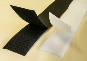 Klett- und Flauschbänder können Sie auf der Rückseite des PVC-Banneres konfektioneren lassen, aber auch auf der Vorderseite.
