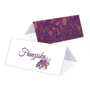 Lila Tischkarte zur Hochzeit in floralem Design