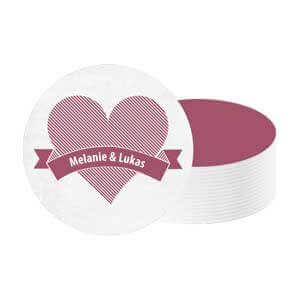 Herzband in lila und pink auf Hochzeits-Bierdeckel mit Namen des Brautpaares