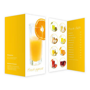 Saftkarte mit einem frisch gepressten, dekorierten Glas Orangensaft online gestalten und günstig drucken lassen