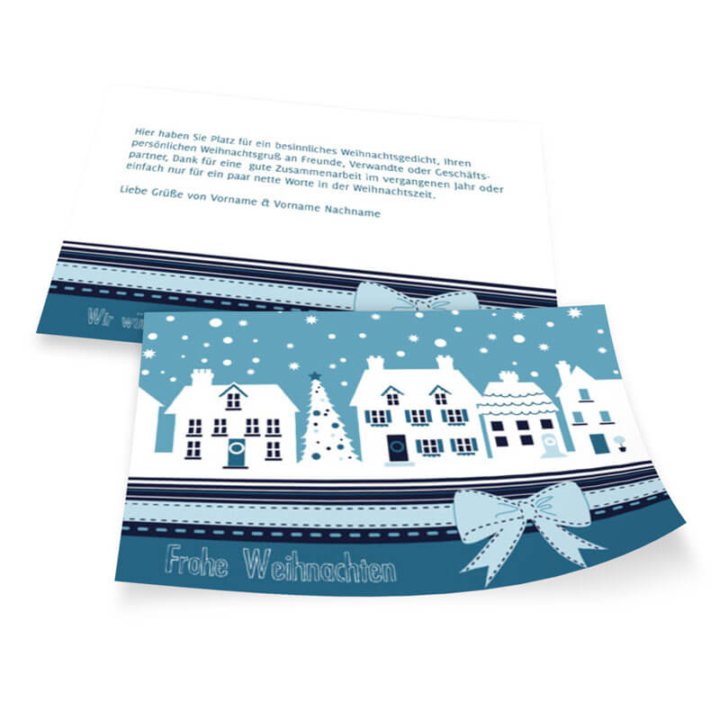 Weihnachtskarte mit gezeichneten verschneiten Stadthäuseren in der Grundfarbe Blau online gestalten