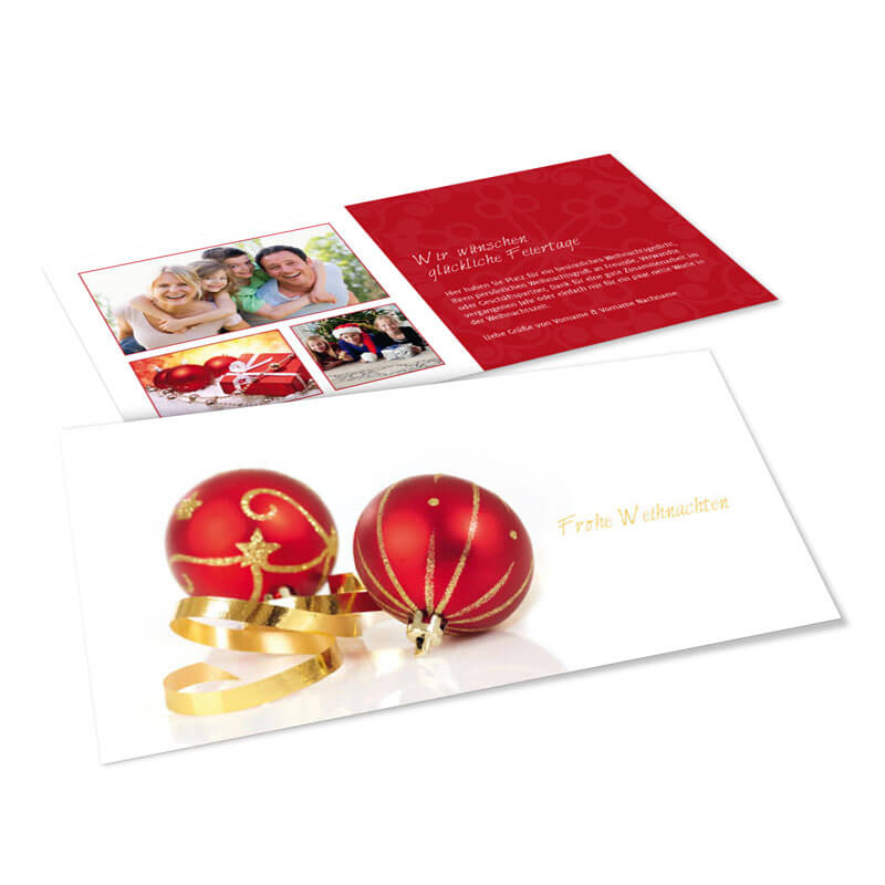 Schöne weiße Grußkarte für Weihnachten mit rot-goldenen Kugeln