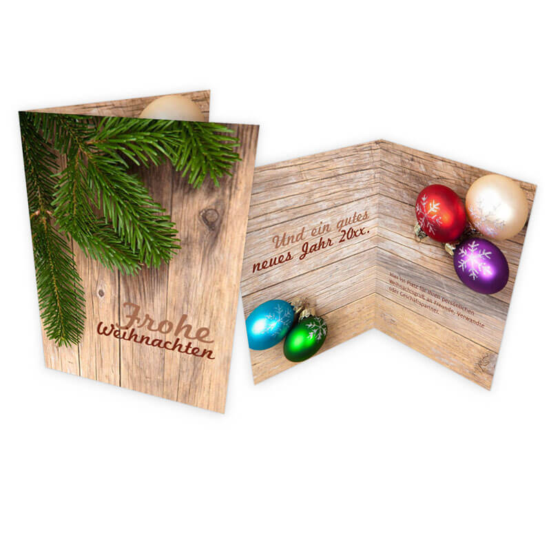 Der üppige Flchtenzweig auf altem Holz ist der Blickfang dieser traditionellen Weihnachtskarte