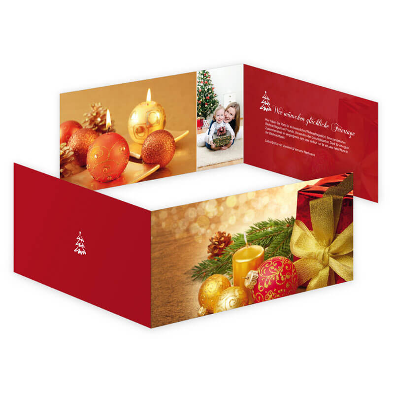 Ein festlich verpacktes Geschenk, Tannengrün und Schmuckutensilien zieren diese Weihnachtskarte