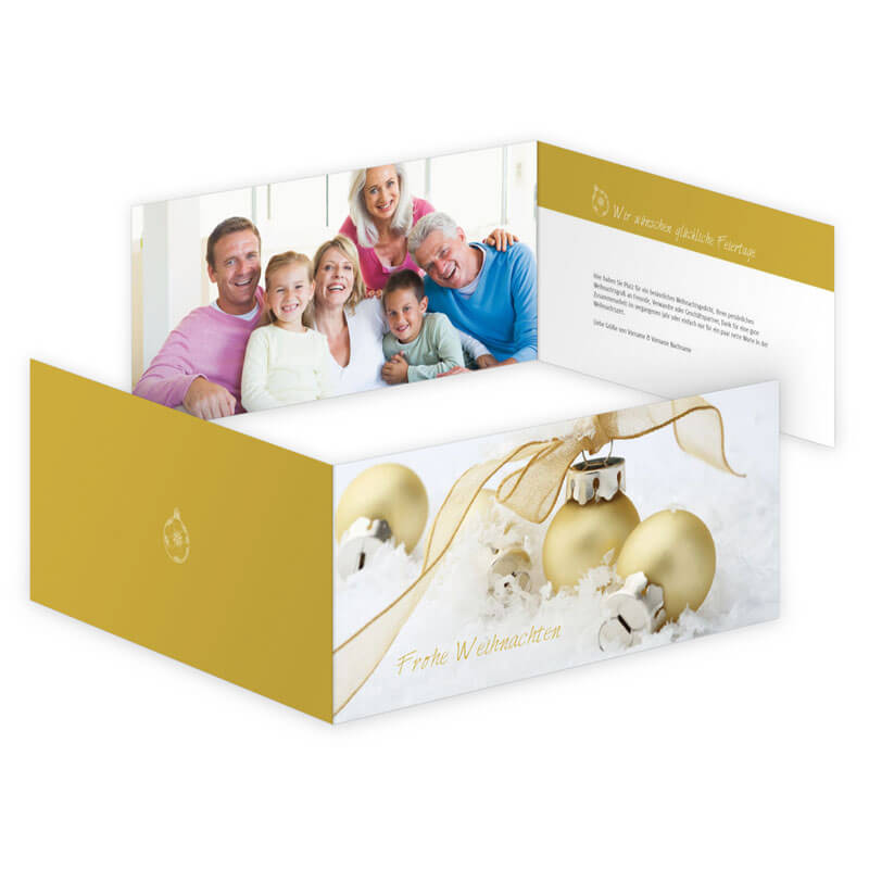 Die Grundfarbe Gold dominiert diese Weihnachtskarte. Das Familienbild findet innen seinen Platz.