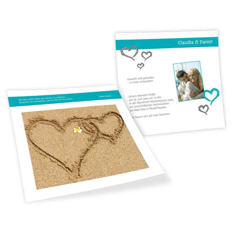 Quadratische Karte mit Herzen am Sandstand als Hochzeitseinladung