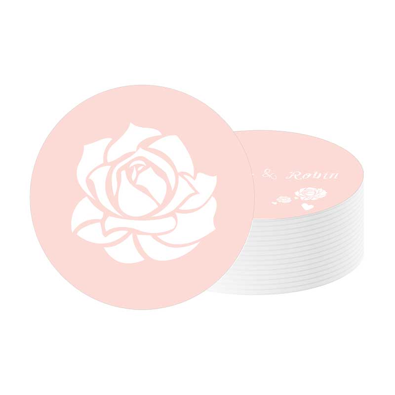 Hochzeits-Bierdeckel mit weißer Rose auf pinkem Hintergrund