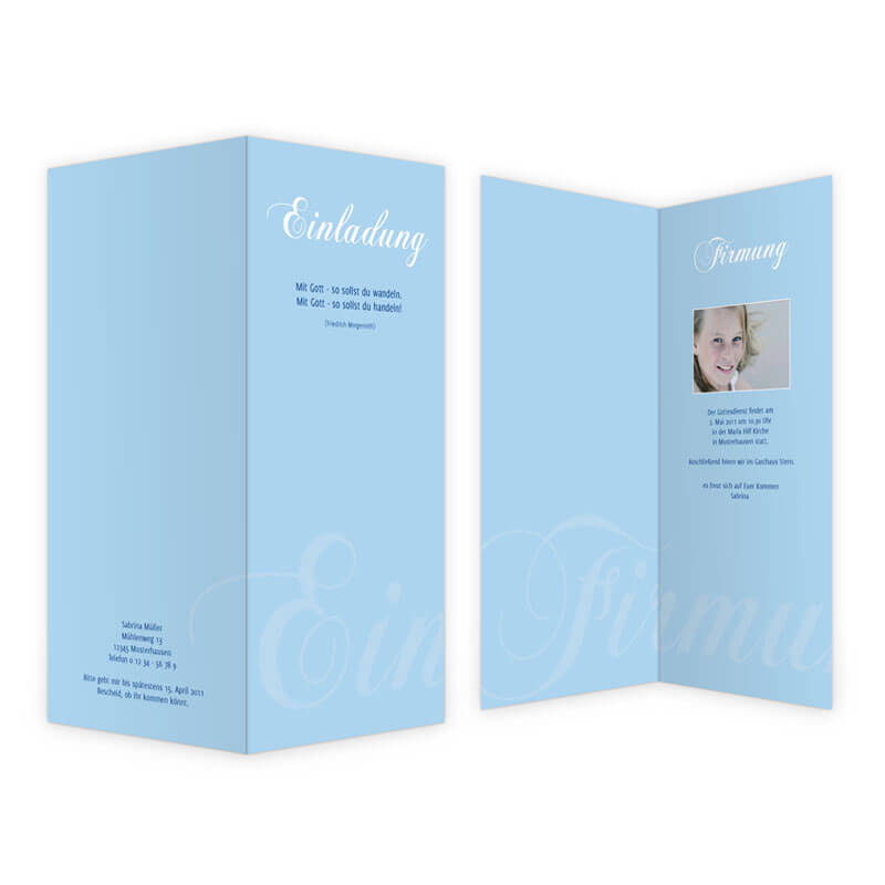 Einladungskarte mit schlichtem Design in hellem Blau und Weiß