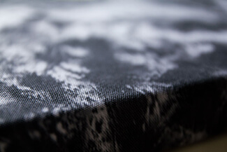 Unsere Mini-Leinwände sind kratzfest und UV-beständig. Wir drucken auf leicht strukturiertem PES-Gewebe aus 100% Polyester.